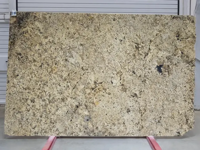 Слэб из гранита NAMIBIAN GOLD полированный 2890x1880x20 мм, код 25692