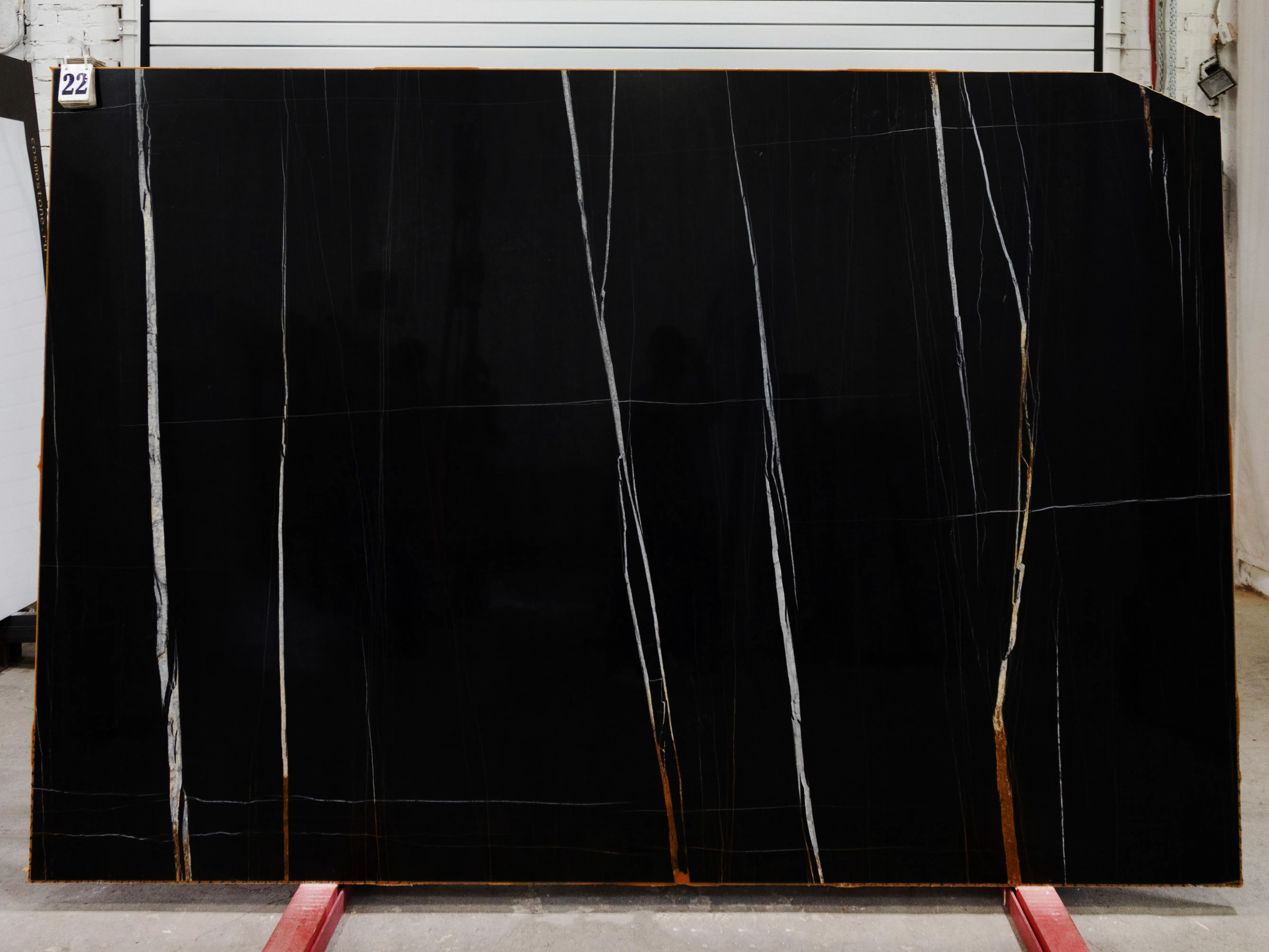 Слэб из мрамора SAHARA NOAR полированный 2500x1700x20 мм, код 28276