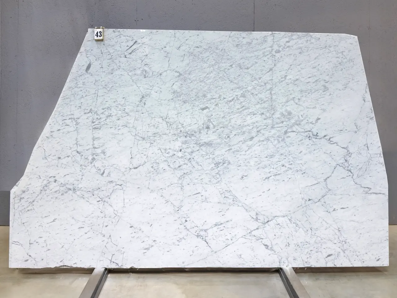 Слэб из мрамора BIANCO CARRARA С полированный 2450x1860x20 мм, код 28688