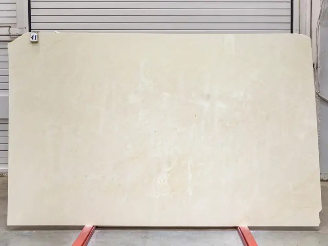 Слэб из мрамора CREMA MARFIL EXTRA полированный 3050x1860x20 мм, код 25742