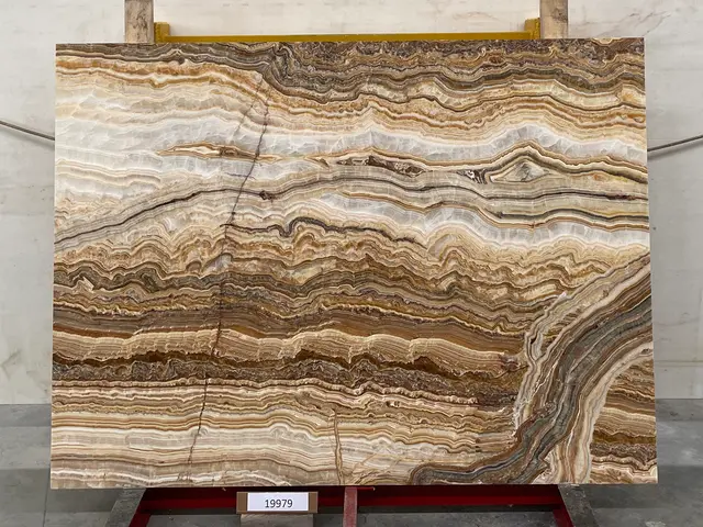 Слэб из оникса ONICE ROMANTIC BROWN полированный 2100x1550x20 мм, код 19979