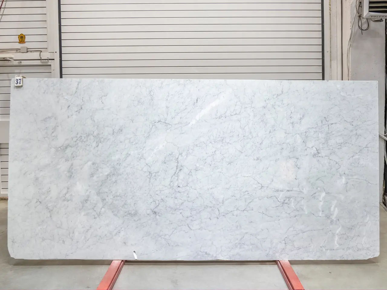 Слэб из мрамора BIANCO CARRARA полированный 3350x1600x20 мм, код 25746