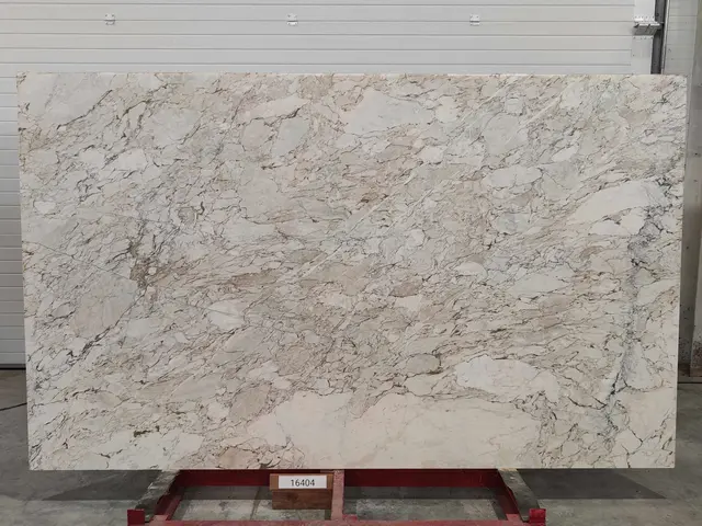 Слэб из мрамора CALACATTA CREMO полированный 2900x1750x20 мм, код 16404