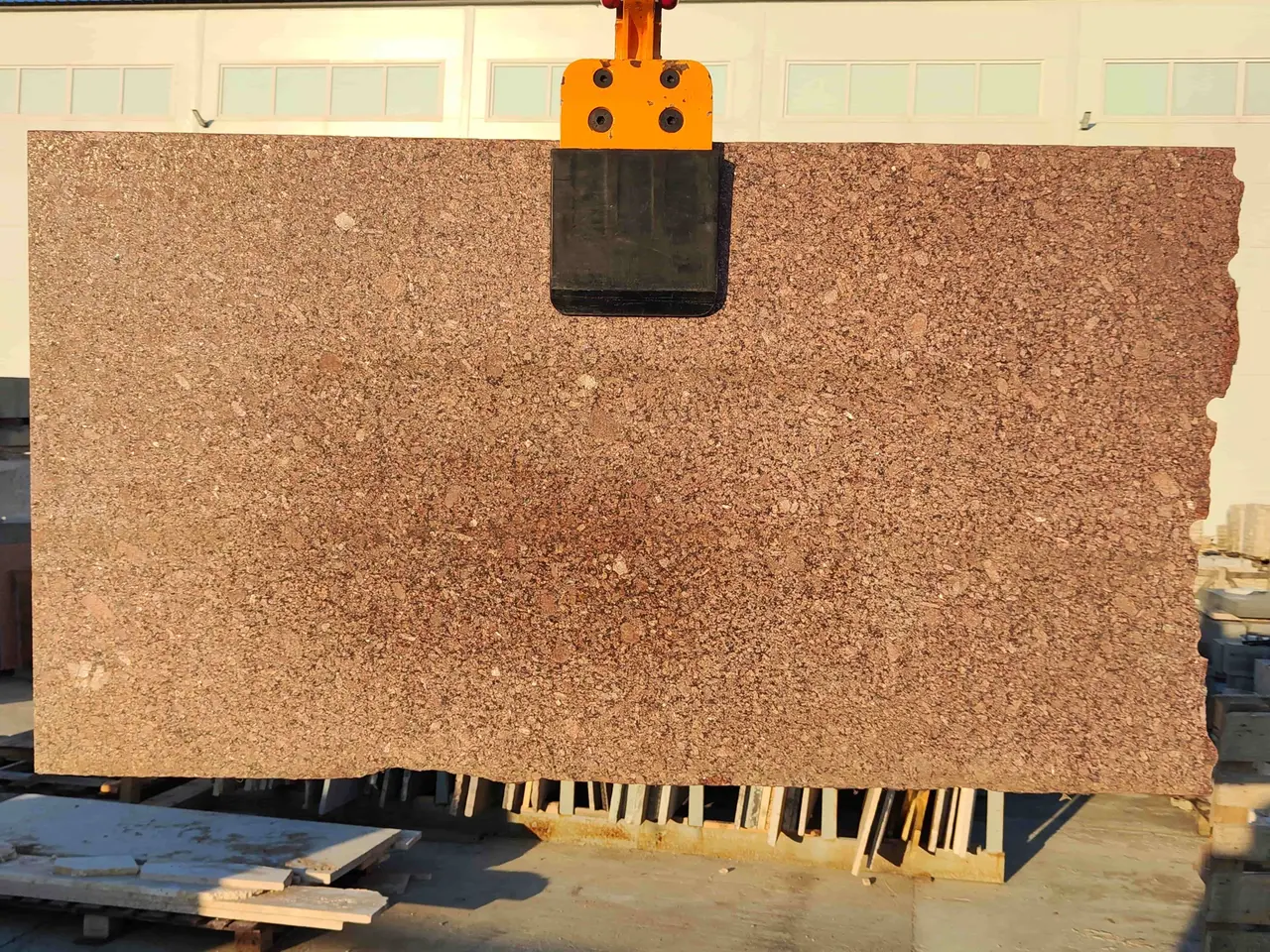 Полоса из гранита IMPERIAL RED термообработанный 1530x830x20 мм, код 26854