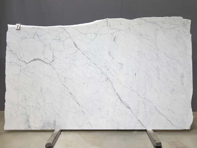 Слэб из мрамора STATUARIETTO PREMIUM полированный 3000x1600x20 мм, код 26220