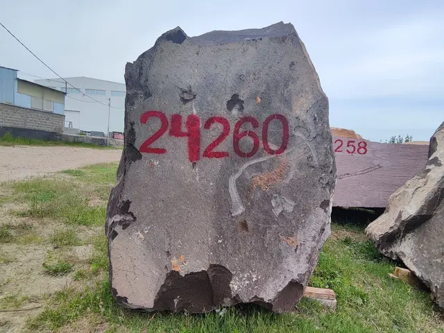 Туф Блок из туфа BLACK TUF 2000x1300x1600 мм, код 24260