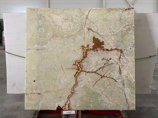 Слэб из оникса VERDE полированный 1980x1850x20 мм, код 19687
