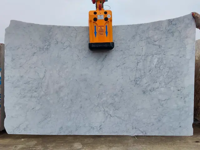 Полоса из мрамора BIANCO CARRARA полированный 1600x950x20 мм, код 26511