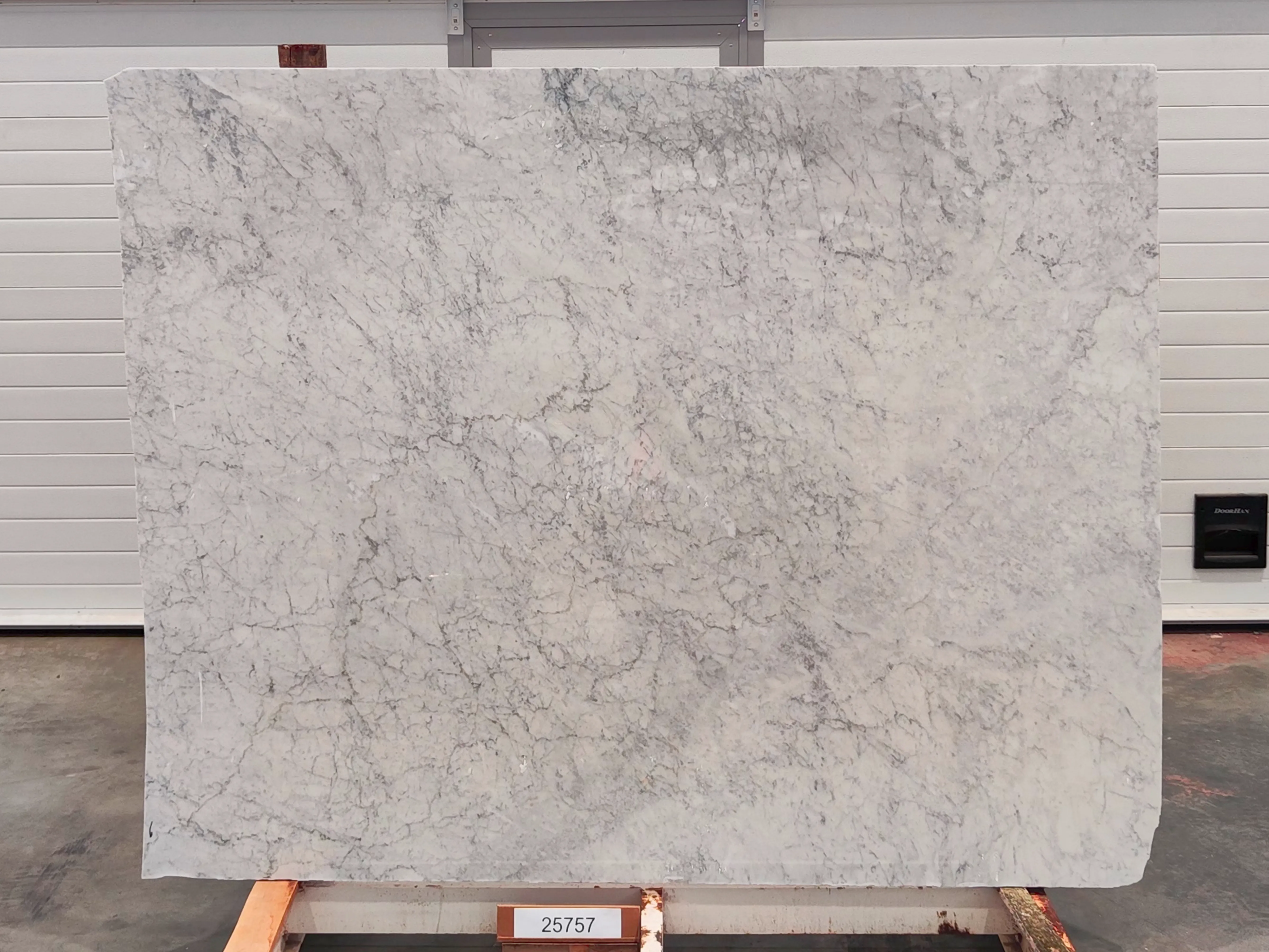 Слэб из мрамора BIANCO CARRARA полированный 2000x1600x20 мм, код 25757