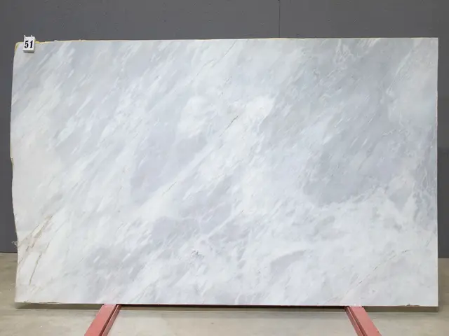 Слэб из мрамора BARGILIO APUANO LIGHT полированный 2550x1550x20 мм, код 26552