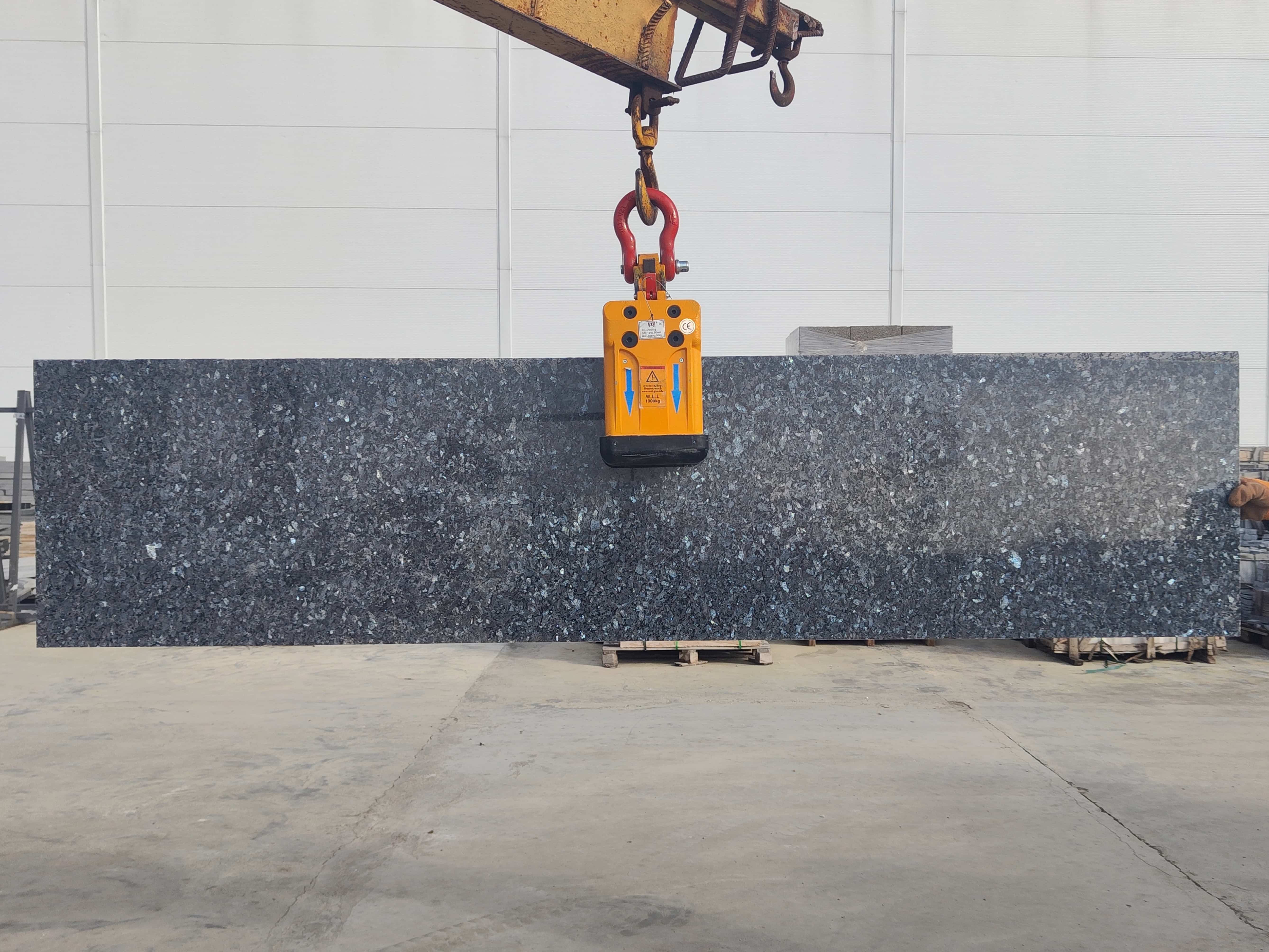 Полоса из лабрадорита BLUE PEARL полированный 2400x560x30 мм, код 29016