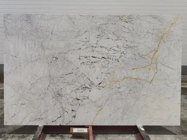 Слэб из мрамора STATUARIO полированный 2700x1700x20 мм, код 16844