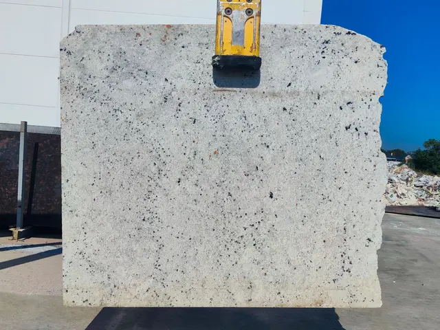 Слэб из гранита COLONIAL WHITE полированный 1400x1250x30 мм, код 24220