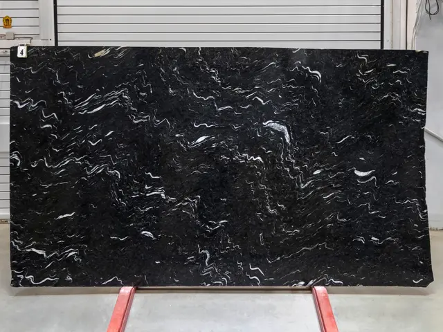 Слэб из гранита LAGUNA BLACK полированный 3250x1840x20 мм, код 28750