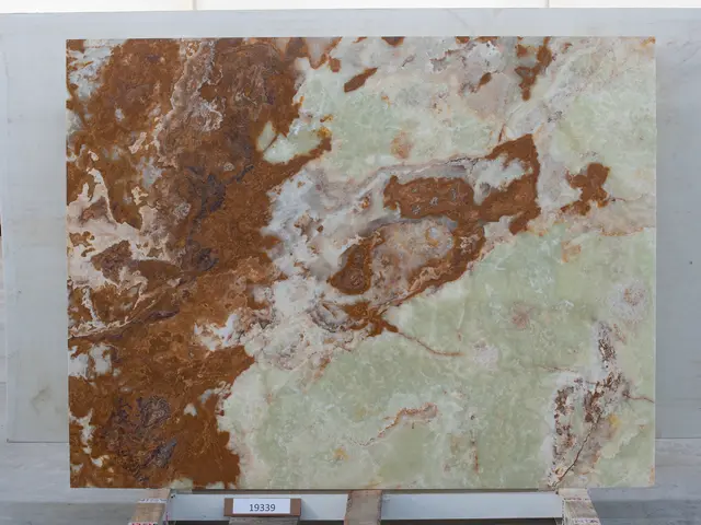 Слэб из оникса VERDE полированный 2150x1650x20 мм, код 19339