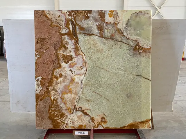 Слэб из оникса VERDE полированный 1840x1900x20 мм, код 21042