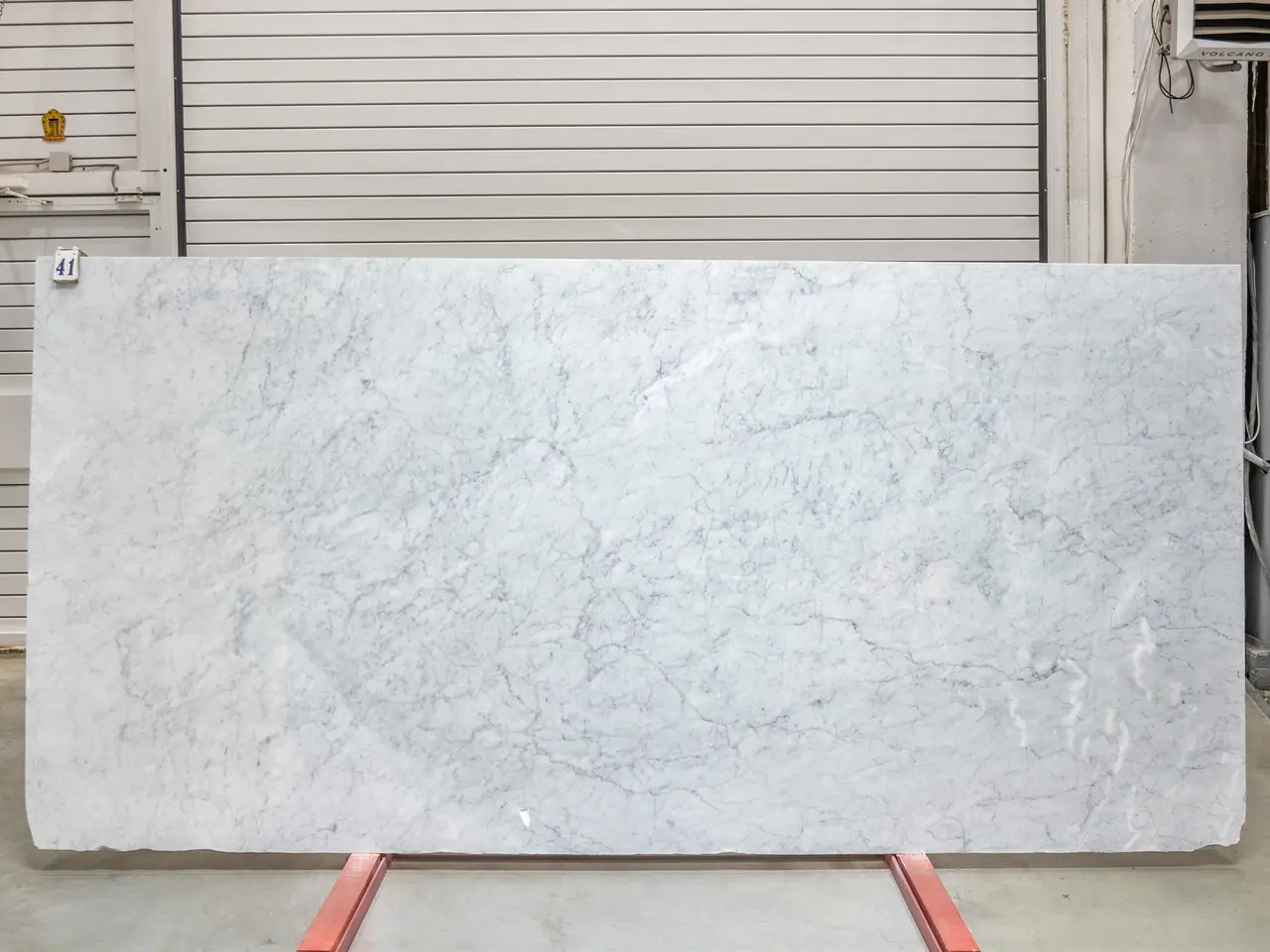 Слэб из мрамора BIANCO CARRARA полированный 3380x1530x20 мм, код 25753