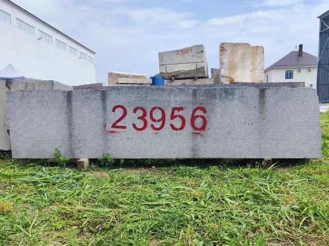 Гранит Блок из гранита МЕЖИРИЧСКИЙ 2400x270x530 мм, код 23956