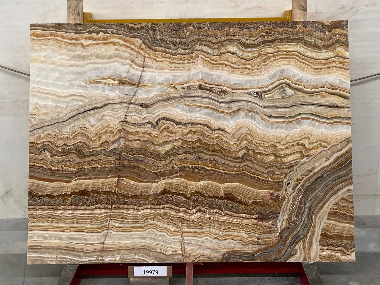 Слэб из оникса ONICE ROMANTIC BROWN полированный 2100x1550x20 мм, код 19979