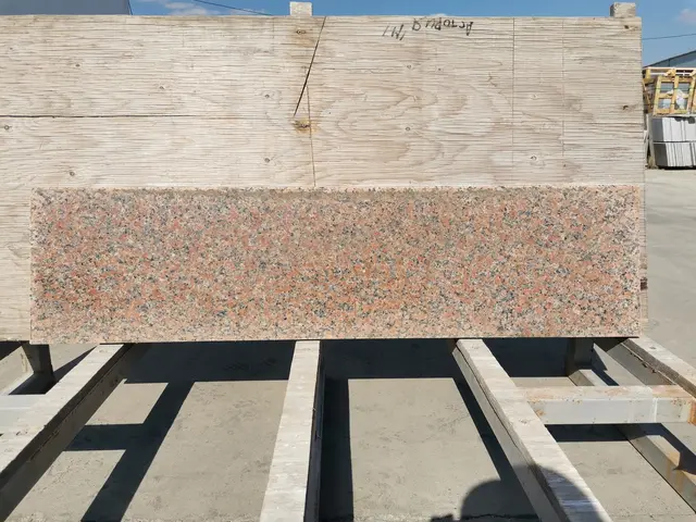 Ступень MAPLE RED полированная 1300x330x30 мм, код 6303