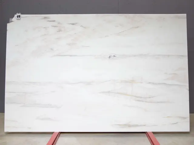 Слэб из мрамора FLAMINGO WHITE полированный 2900x1850x20 мм, код 26472