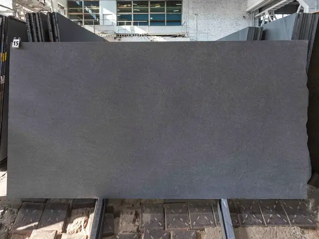 Слэб из гранита SESAM BLACK термообработанный 2800x1750x30 мм, код 28170