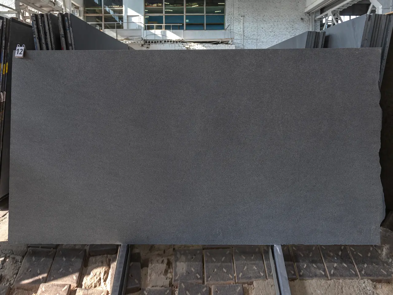 Слэб из гранита SESAM BLACK термообработанный 2800x1800x30 мм, код 28159