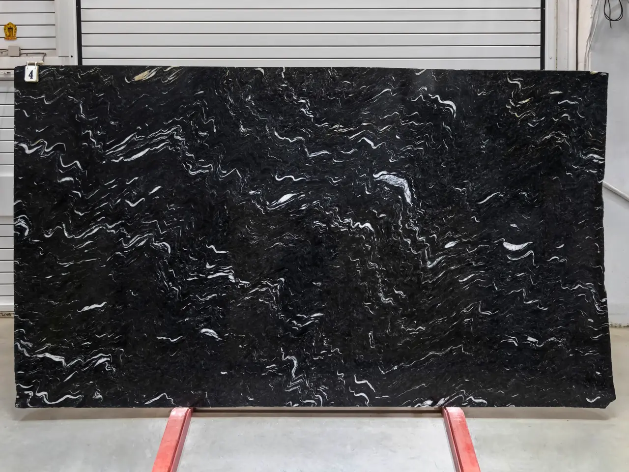 Слэб из гранита LAGUNA BLACK полированный 3250x1840x20 мм, код 28750