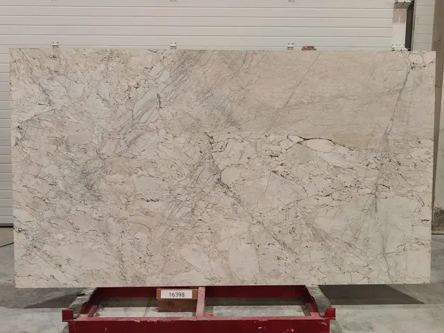 Слэб из мрамора CALACATTA CREMO полированный 2850x1600x20 мм, код 16398