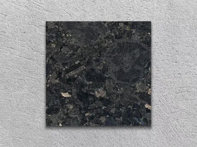 Слэб из лабрадорита EMERALD PERL полированный 100x100x30 мм, код 16438