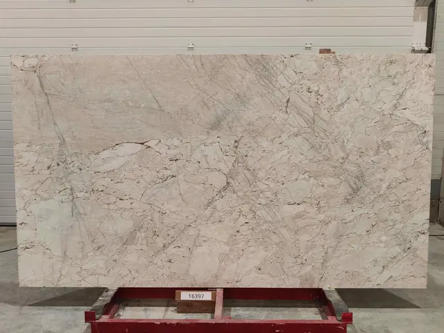 Слэб из мрамора CALACATTA CREMO полированный 2850x1600x20 мм, код 16397