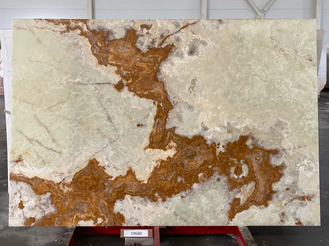 Слэб из оникса VERDE полированный 2750x1850x20 мм, код 19680
