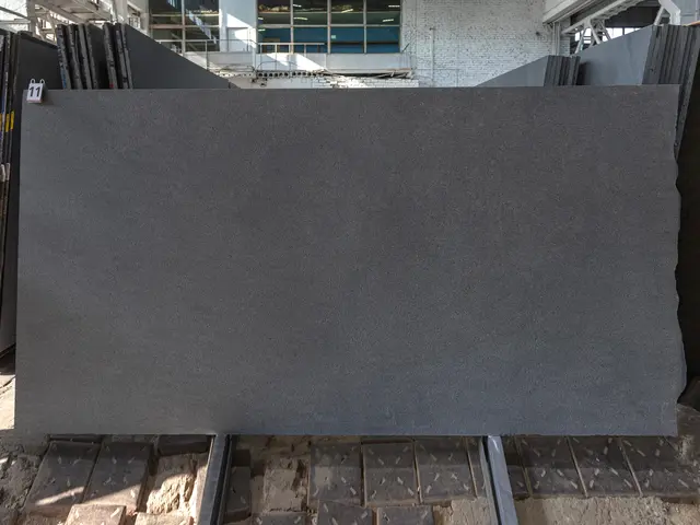 Слэб из гранита SESAM BLACK термообработанный 2800x1800x30 мм, код 28158