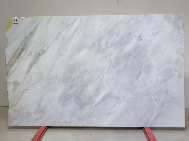 Слэб из мрамора BARGILIO APUANO LIGHT полированный 2550x1550x20 мм, код 26554