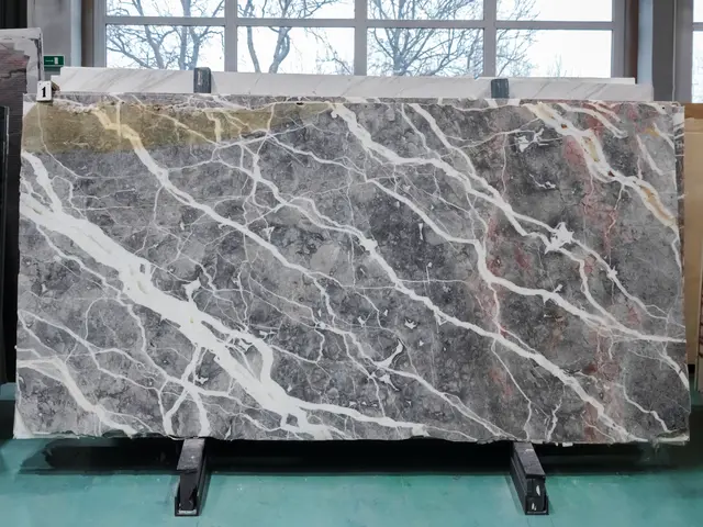 Слэб из мрамора SKYFALL полированный 2900x1300x20 мм, код 28290