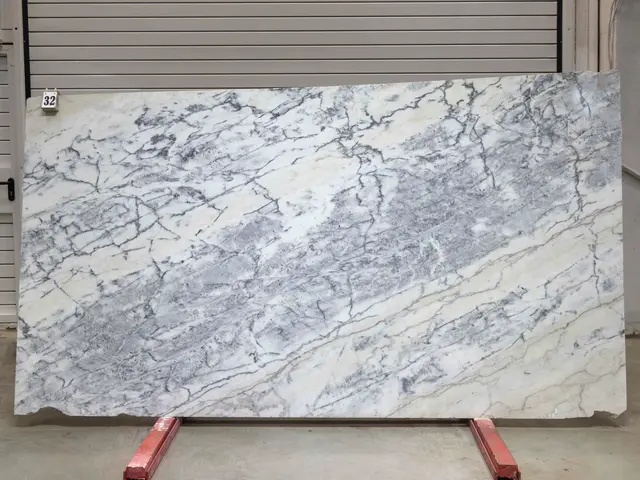 Слэб из мрамора CALACATTA OPTIMA полированный 2850x1570x20 мм, код 28144