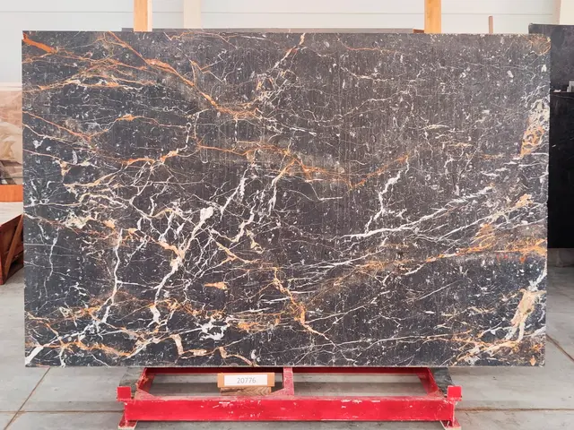 Слэб из мрамора BLACK AND GOLD полированный 2620x1670x30 мм, код 20776