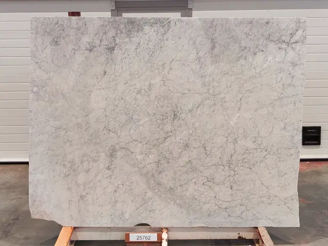 Слэб из мрамора BIANCO CARRARA полированный 2100x1600x20 мм, код 25762