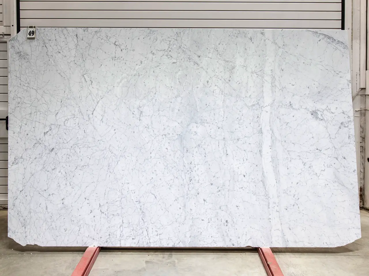 Слэб из мрамора BIANCO CARRARA С полированный 3040x1900x20 мм, код 28748