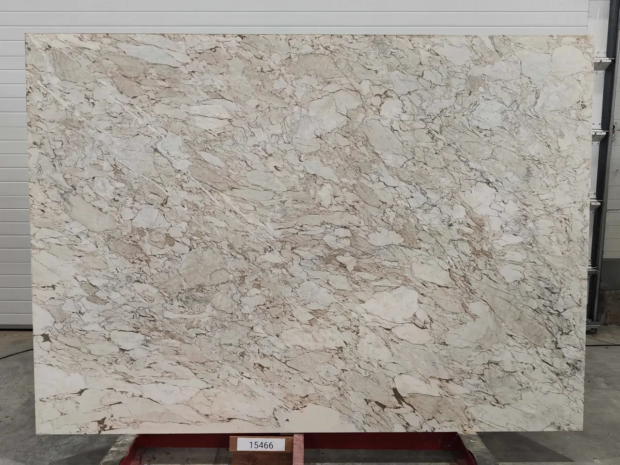 Слэб из мрамора CALACATTA CREMO полированный 2450x1750x20 мм, код 15466