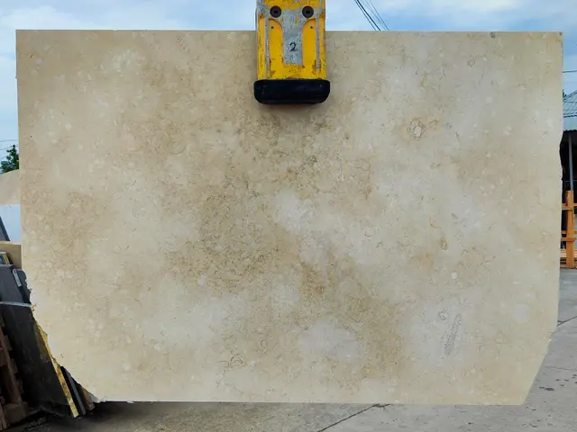 Слэб из мрамора GALALA полированный 1580x1080x20 мм, код 23729