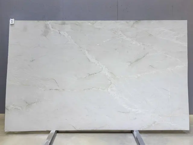 Слэб из кварцита BIANCO SUPERIORE полированный 3250x1960x20 мм, код 26910