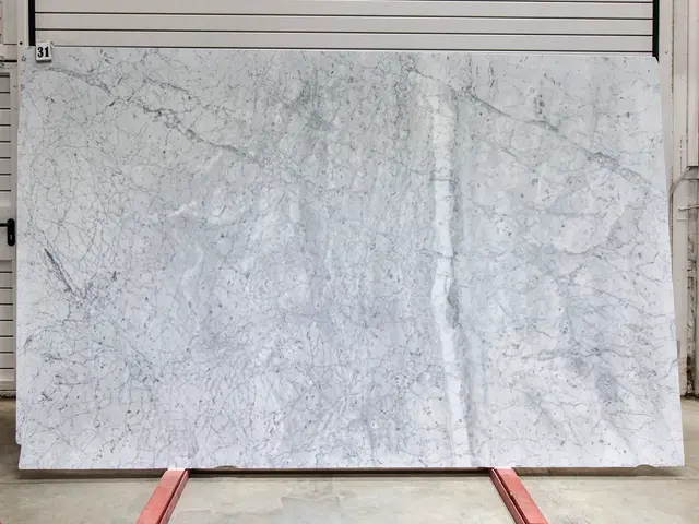 Слэб из мрамора BIANCO CARRARA С полированный 3020x1900x20 мм, код 28744