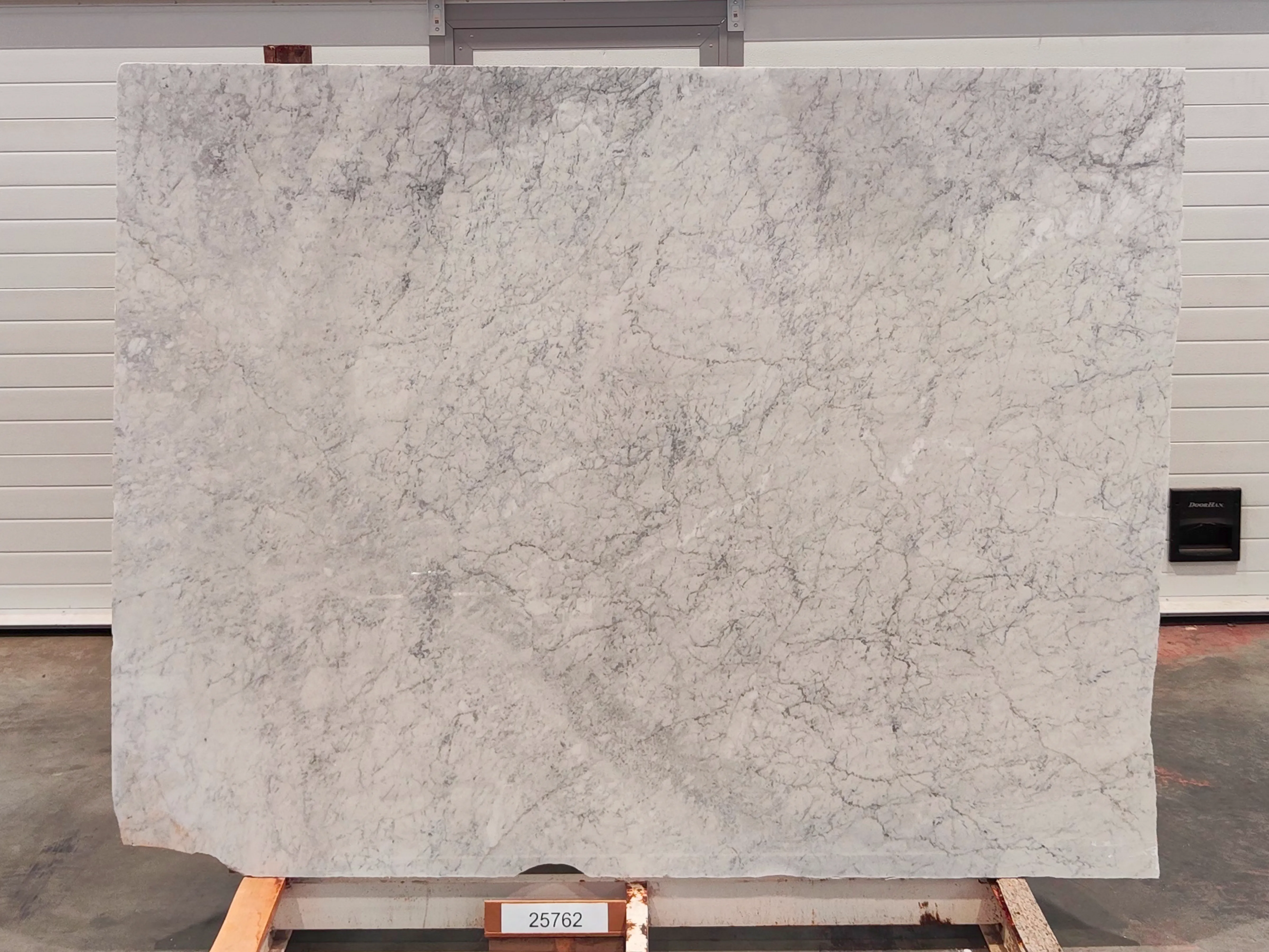 Слэб из мрамора BIANCO CARRARA полированный 2100x1600x20 мм, код 25762