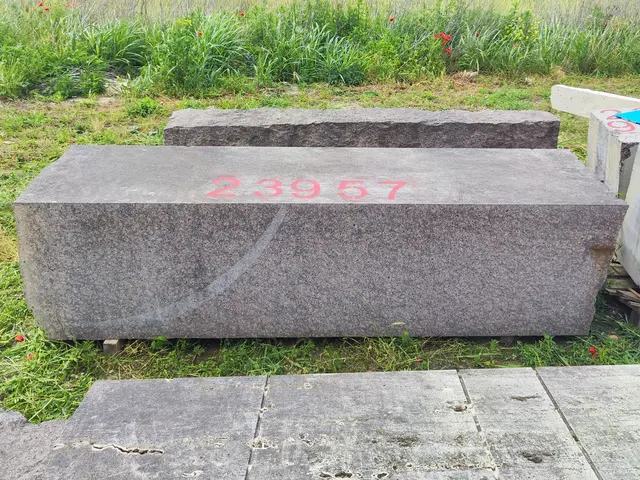 Гранит Блок из гранита МЕЖИРИЧСКИЙ 2400x650x650 мм, код 23957