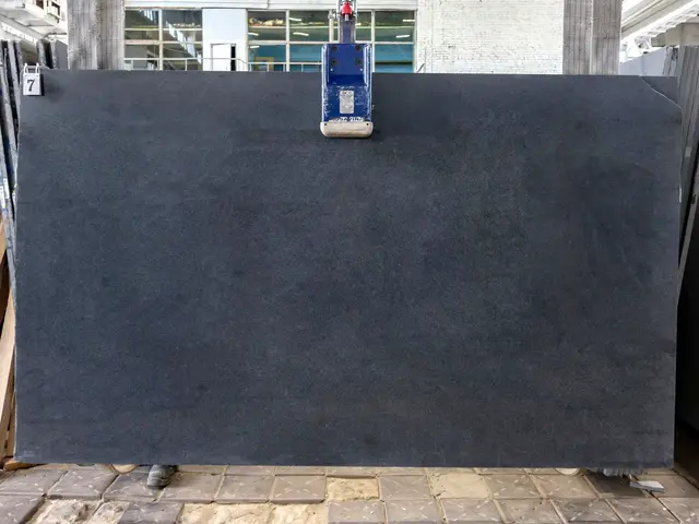 Слэб из гранита SESAM BLACK полированный 2700x1800x20 мм, код 28915