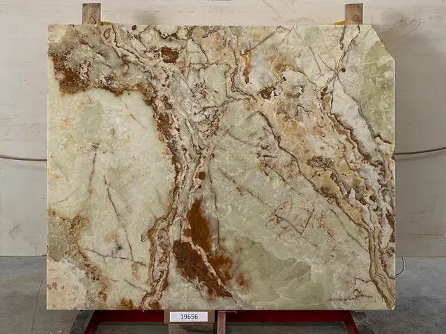 Слэб из оникса VERDE полированный 1950x1600x20 мм, код 19656