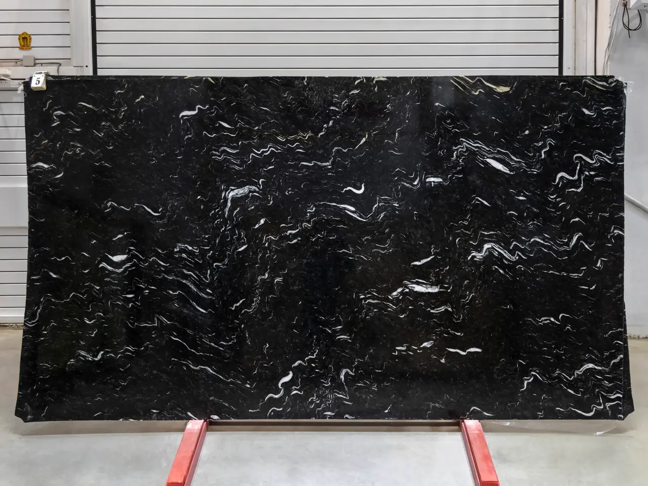 Слэб из гранита LAGUNA BLACK полированный 3250x1840x20 мм, код 28751