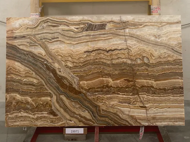 Слэб из оникса ONICE ROMANTIC BROWN полированный 2120x1300x20 мм, код 19971