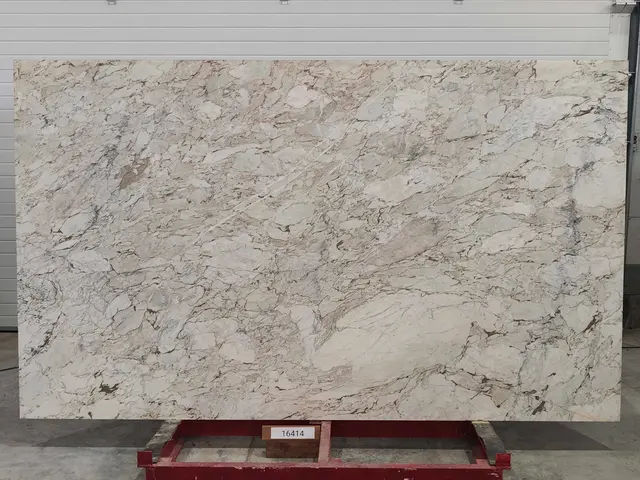 Слэб из мрамора CALACATTA CREMO полированный 2950x1750x20 мм, код 16414
